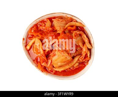 Kimchi isoliert, Kimchee in weißer Schüssel, rotes scharfes Kim Chi, heiß fermentiertes Napa-Gemüse, traditionelles Jimchi, koreanisches Winteressen Gimchi, Kimchi auf Weiß Stockfoto