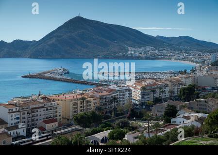 Panoramablick auf den Hafen, die Marina und die Bucht von Altea mit der Mittelmeerküste und den Bergen im Hintergrund, Costa Blanca, Alicante, Spanien. Stockfoto
