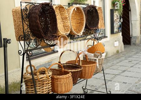 Nahaufnahme von organischen leeren Weidenkörben auf einer Handwerksausstellung, Souvenirmarkt. Stockfoto
