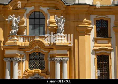 Nahaufnahme von schönen barocken Statuen und verzierten Fenstern an der Fassade der Melker Abtei, Österreich. Stockfoto