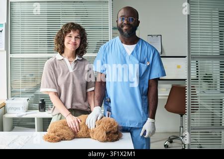 Porträt eines schwarzen Tierarztes mit einer Frau und einem Hund in der Klinik Stockfoto
