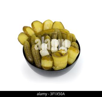 Eingemachte geschnittene Gurken in schwarzer Schale isoliert. fermentierte Lebensmittel, marinierte Konservengemüse, Gewürzgurken, eingelegte Gurken auf weißem Hintergrund von oben Stockfoto