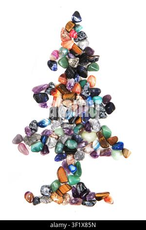 Weihnachtsbaum aus farbigen Mineralsteinen isoliert auf weißem Hintergrund Stockfoto