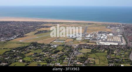 Luftaufnahme des Blackpool Airports, Blick von West nach Ost, Blick hinunter auf die School Road in Richtung Küste und Irische See dahinter Stockfoto