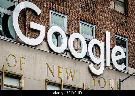 Das Google-Logo an der Fassade der 111 Eighth Avenue in Chelsea, New York, über der ursprünglichen Inschrift der Port of New York Authority. Stockfoto