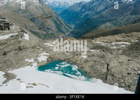Berglandschaft von Zermatt mit schmelzendem Gletschersee und Dorfetal Stockfoto