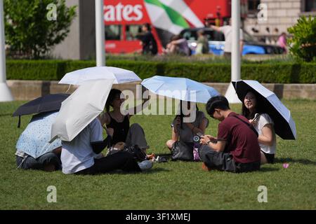 Menschen in der Sonne am Parliament Square in London. Bilddatum: Mittwoch, 15. Juli 2026. Stockfoto