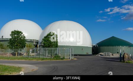 Moderne Biogasanlage – Konzept für erneuerbare Energie und nachhaltige Stromerzeugung Stockfoto