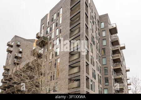 Modernes Backsteinwohnhaus in städtischem Wohngebiet Stockfoto