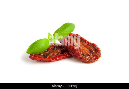 Trockene Tomaten isoliert, sonnengetrockneter Pomodoro-Haufen, dehydrierte Tomate in Olivenöl, gehärtete sonnengetrocknete Gemüsestücke, trockene Pflaumentomaten, italienischer Snack auf W Stockfoto