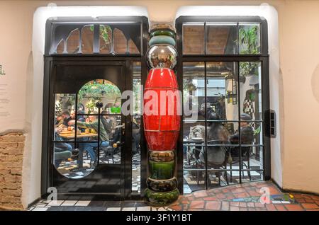 Café im Kunst Haus Wien - Museum Hundertwasser, Untere Weißgerberstraße, Wien, Österreich Stockfoto