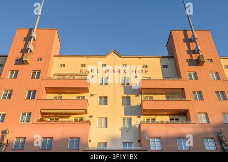 Wohnkomplex Karl-Marx-Hof, Hauptfassade, Döbling, Wien, Österreich Stockfoto