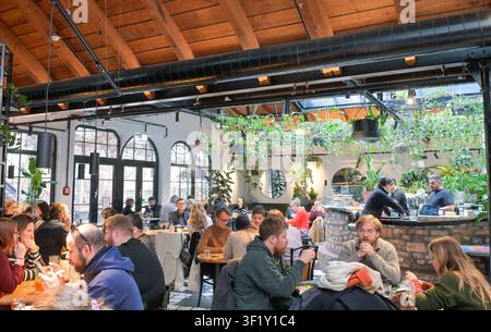 Café im Kunst Haus Wien - Museum Hundertwasser, Untere Weißgerberstraße, Wien, Österreich Stockfoto