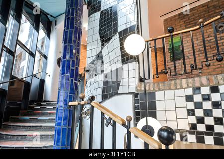 Treppenhaus, Kunst Haus Wien - Museum Hundertwasser, Untere Weißgerberstraße, Wien, Österreich Stockfoto