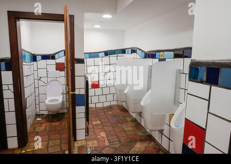 Toilette im Kunst Haus Wien - Museum Hundertwasser, Untere Weißgerberstraße, Wien, Österreich Stockfoto