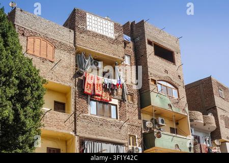 Wohnhaus, Wäsche auf dem Balkon, Luxor, Ägypten Stockfoto
