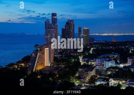Pattaya Thailand: Beleuchtete Nachthimmel von Naklua und Wong Amat Beach mit dem Sanctuary of Truth in der Blauen Stunde Stockfoto