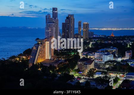 Pattaya Thailand: Beleuchtete Nachthimmel von Naklua und Wong Amat Beach mit dem Sanctuary of Truth in der Blauen Stunde Stockfoto