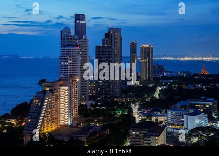 Pattaya Thailand: Beleuchtete Nachthimmel von Naklua und Wong Amat Beach mit dem Sanctuary of Truth in der Blauen Stunde Stockfoto