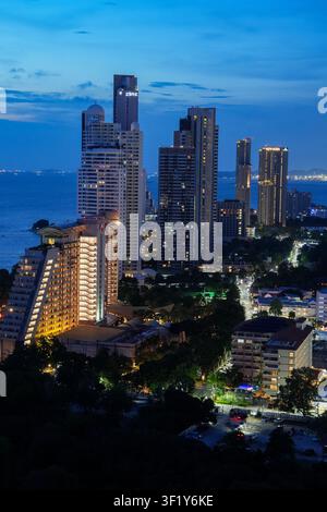 Pattaya Thailand: Beleuchtete Nachthimmel von Naklua und Wong Amat Beach mit dem Sanctuary of Truth in der Blauen Stunde Stockfoto