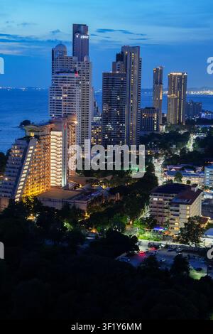 Pattaya Thailand: Beleuchtete Nachthimmel von Naklua und Wong Amat Beach mit dem Sanctuary of Truth in der Blauen Stunde Stockfoto