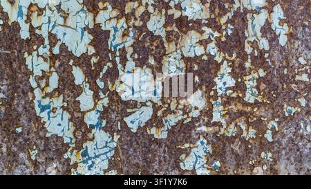 Nahaufnahme einer korrodierten Metalloberfläche mit rissiger alter Farbe Stockfoto