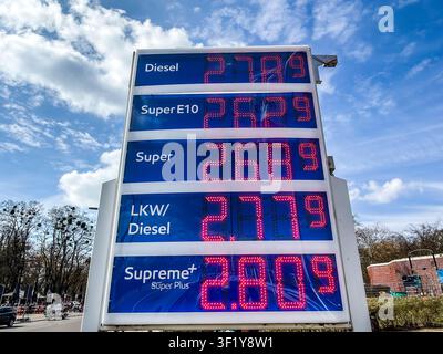 Höchste Dieselpreise, 2. April 2026. Hohe Benzinpreise aufgrund des Iran-Krieges. Display, Tafel, Esso-Tankstelle, Spinnerbrücke, AVUS, Grunewald, Berlin, Stockfoto