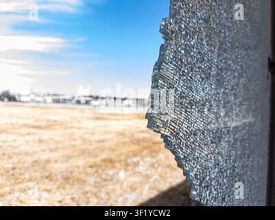 Detailliertes Bild eines zerbrochenen und rissigen Hartglasfensters. Stockfoto