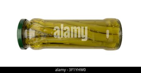 Eingemachter Spargel im Glas isoliert, marinierter Strauß, grüne gesalzene Gemüse, konservierter gekochter Spargel officinalis essbare Sprossen auf weißem Hintergrund, C Stockfoto