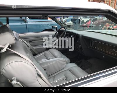 Interieur eines 1978 Lincoln Mark V auf einer Oldtimerschau auf dem Marktplatz in Boston, UK Stockfoto