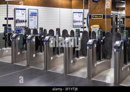 U-Bahn-Ticketschranken in einer U-Bahn-Station. London, UK, 26. Dezember 2023 Stockfoto
