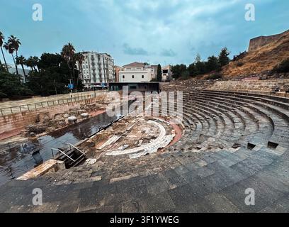 Málaga, Spanien – 28. Oktober 2025: Blick auf das Römische Theater von Málaga mit seinen antiken Steinplätzen, der Bühnenfläche und der umgebenden historischen städtischen Architektur Stockfoto