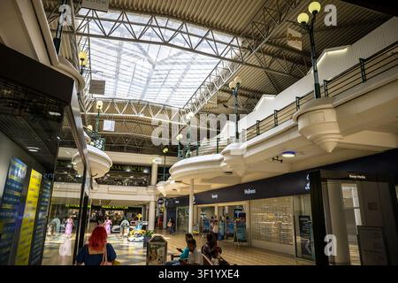 Eine Innenansicht aus der ersten Etage, die quer und nach oben auf die spätmoderne Handelsarchitektur des Whitgift Centre Einkaufszentrums in C blickt Stockfoto