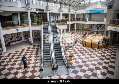 Innenansicht der mehrstufigen Rolltreppen, gefliesten Böden und strukturellen Säulen im Einkaufszentrum Whitgift Centre in Croydon, London Stockfoto
