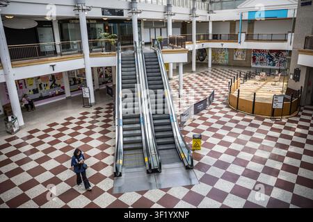 Innenansicht der mehrstufigen Rolltreppen, gefliesten Böden und strukturellen Säulen im Einkaufszentrum Whitgift Centre in Croydon, London Stockfoto