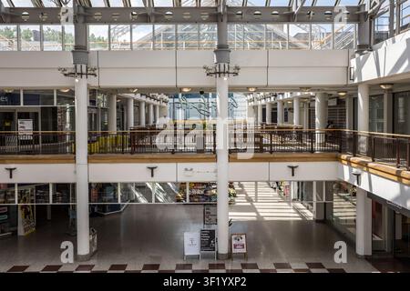 Eine Innenansicht aus der ersten Etage, die quer und nach oben auf die spätmoderne Handelsarchitektur des Whitgift Centre Einkaufszentrums in C blickt Stockfoto