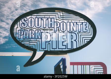 Melden Sie sich bei dem Fishing Pier in South Pointe Park, Miami Beach, Florida. Stockfoto