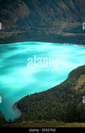 Turquasicht vom Kanassee in den Alpen Stockfoto