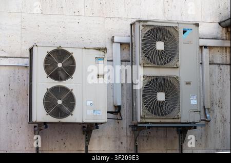 Mainz, Deutschland - 11. Juli 2026: Zwei Klimaanlagen sind an einer Betonwand installiert. Stockfoto