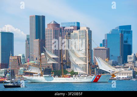 Die US Coast Guard USCGC Eagle, ein Barkenschiff, segelte während Sail Boston 2026 im Boston Harbor, Boston, Massachusetts, MA, USA. Stockfoto