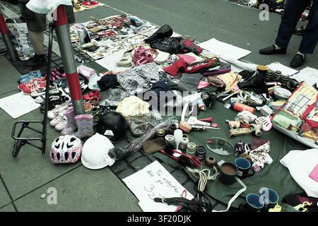 Gebrauchte Kleidung und verschiedene Accessoires in Hala Targowa am Sonntag, Krakau, Polen Stockfoto