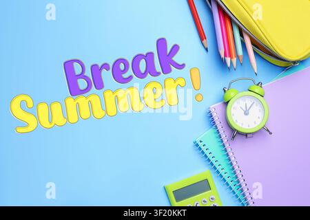 Schulferien. Text Sommerferien und Schreibwaren auf hellblauem Hintergrund, Flat Lay Stockfoto
