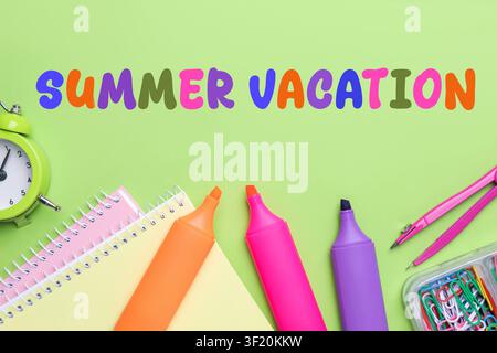 Schulferien. Text Sommerferien und Schreibwaren auf hellgrünem Hintergrund, Flat Lay Stockfoto