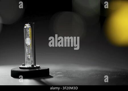 Xenonlampe auf dem Tisch. Das Aussehen einer Xenonlampe Stockfoto
