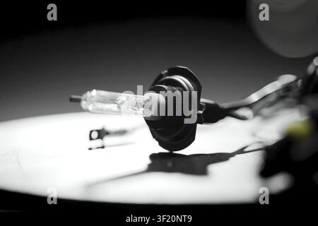 Xenonlampe auf dem Tisch. Das Aussehen einer Xenonlampe Stockfoto