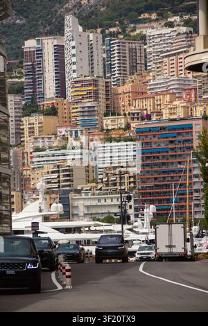 Panorama der schönen modischen Stadt Monte Carlo mit Marina und Luxusgebäuden in Monaco Stockfoto