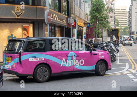 Amigo-Taxi-Flottenfahrzeug in Hongkong. Das gezeigte Fahrzeug ist ein elektrischer SAIC Maxus MIFA 7-Minivan, Taxis werden hauptsächlich über eine App reserviert Stockfoto