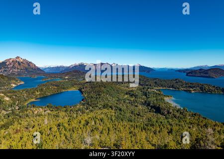 Atemberaubende Aussicht vom Cerro Campanario mit Laguna El Trebol, Lago Moreno, Lago Nahuel Huapi sowie der Llao Llao-Gegend und dem Hotel in Bariloche Stockfoto