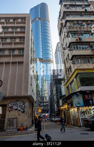 Moderner Wolkenkratzer am Langham Place steht in scharfem Kontrast zu älteren Wohngebäuden im Mong Kok-Gebiet von Hongkong Stockfoto