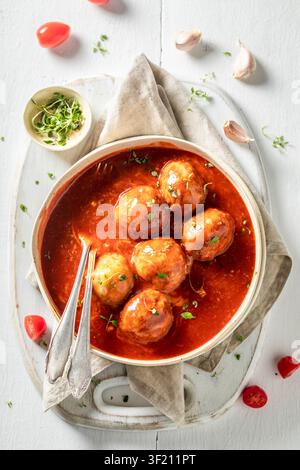 Hausgemachte Fleischbällchen mit Käse und Tomatensoße. Gehackte Fleischbällchen in Tomatensoße. Stockfoto